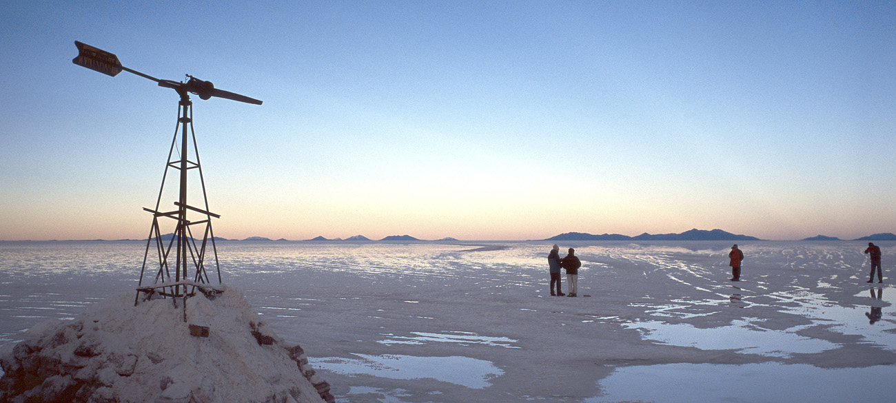 chi_4_11 salar girouette pano.jpg - Uyuni salar d'Uyuni près de l'hôtel de Sal, la girouette